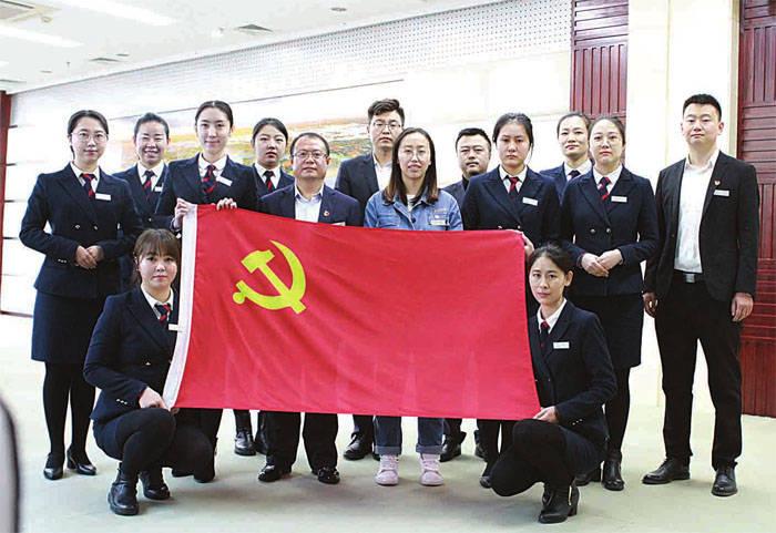 “按摩师辣妈”带娃火了，萌娃“捂嘴一笑”的动作堪称经典